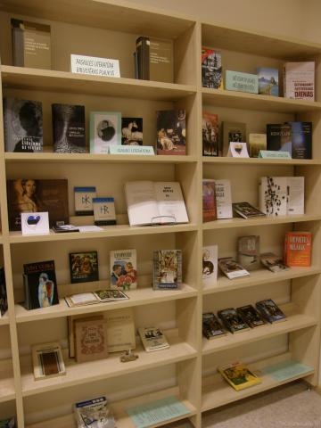 Izstādes un literatūras popularizēšanas pasākumi bibliotēkā. Pasaules literatūra bibliotēkas plauktā